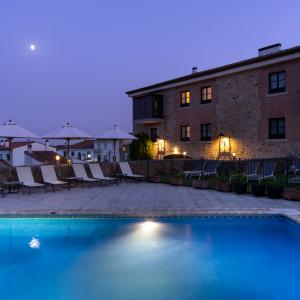Vista nocturna de la piscina del Parador de Trujillo