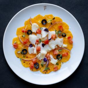 Ensalada de naranja y bacalao confitado en el Parador de Trujillo