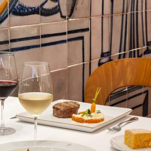 Montaje mesa en el restaurante del Parador de Trujillo