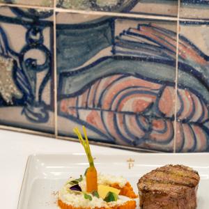 Solomillo de ternera cien por cien retinta con machado de ajo aceuchal Espacio gastronómico en el Parador de Trujillo