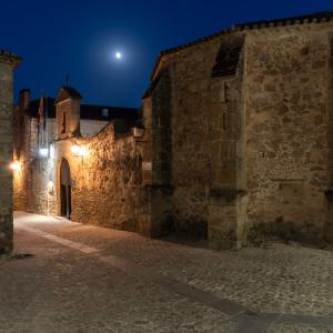 Fachada del Parador de Trujillo por la noche