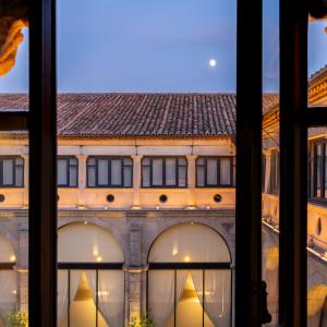 Vista del Parador de Trujillo por la noche