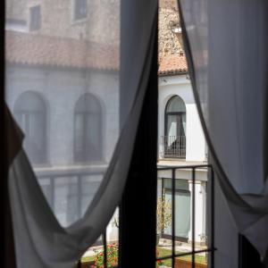 Detalle ventana de pasillo del Parador de Trujillo