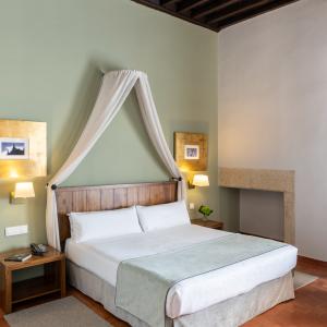 Habitación estándar con cama de matrimonio en el Parador de Trujillo