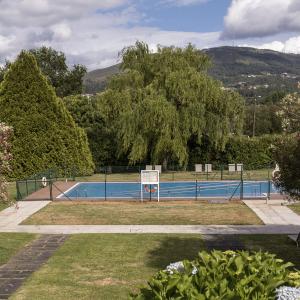 Piscina del Parador de Tui rodeada de árboles