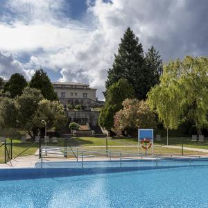 Vista parcial de la piscina del Parador de Tui