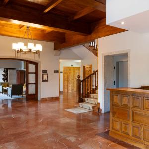 Acceso a salón desde la recepción del Parador de Tui