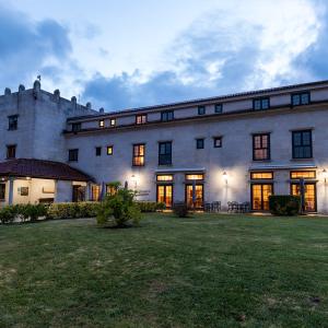 Foto nocturna del Parador de Tui