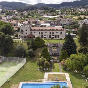 Vista aérea de la piscina del Parador de Tui