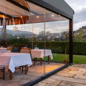 Terraza cubierta acristalada del restaurante del Parador de Tui