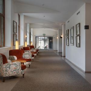 Pasillo con zona de descanso del Parador de Vielha