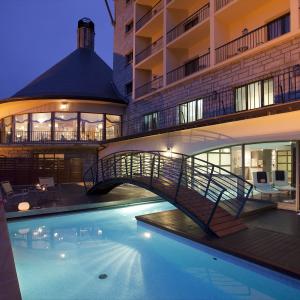 Vista nocturna del spa exterior del Parador de Vielha