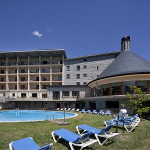 Piscina con el Parador de Vielha de fondo