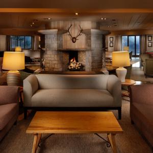 Salón de clientes con chimenea en el Parador de Vielha 