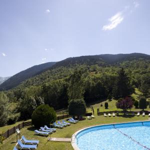 Entorno natural de la piscina del Parador de Vielha