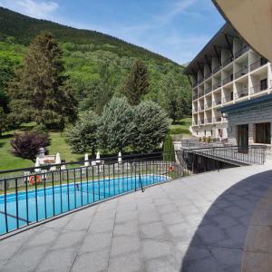Vista de la piscina desde el Parador de Vielha