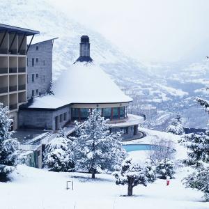 Detalle del Parador de Vielha nevado