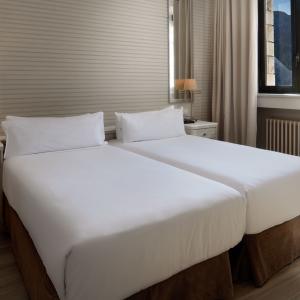 Habitación con dos camas en el Parador de Vielha