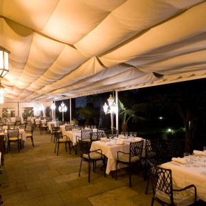 Terraza del restaurante del Parador de Pontevedra iluminada por la noche