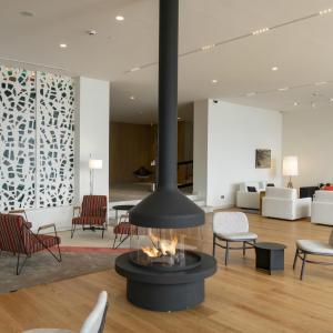 Acogedor salón con chimenea en el Parador de Aiguablava 