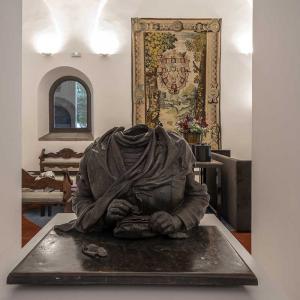 Busto 'La jubilada o Ángeles en la compra', de Julio López Hernández, en el Parador de León