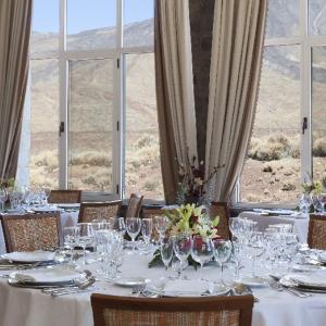 Salón de banquetes con vistas a la montaña del Parador de Las Cañadas del Teide