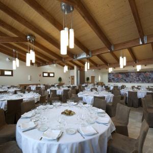 Mesa redonda en el salón de banquetes del Parador de Villafranca del Bierzo
