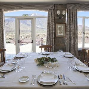 Panorámica del Teide desde una mesa en el Salón de banquetes del Parador de Las Cañadas del Teide