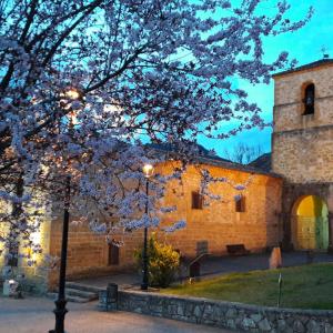 Fachada lateral del Parador de Cangas de Onís, en Asturias, iluminada al atardecer
