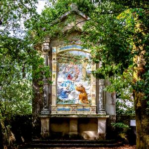 Panel de azulejos en el jardín del Parador Casa da Ínsua