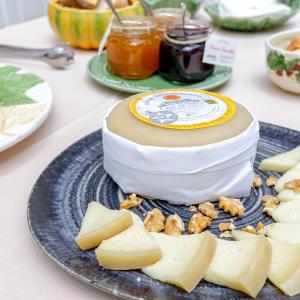 Tabla de quesos en el bufé del restaurante del Parador Casa da Ínsua 