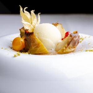 Manzana asada con helado en el restaurante del Parador Casa da Ínsua 