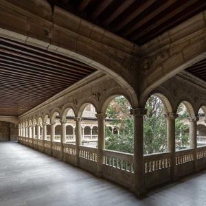 Amplio claustro superior con techos de madera del Parador de León