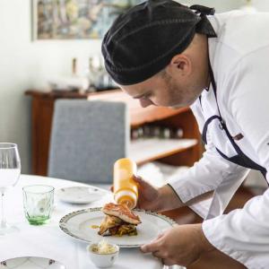 Un chef remata un plato de pescado en el restaurante del Parador del El Hierro