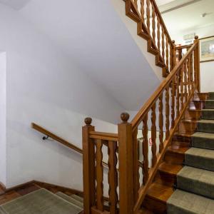 Panorámica de escaleras de acceso a las habitaciones en el Parador del El Hierro