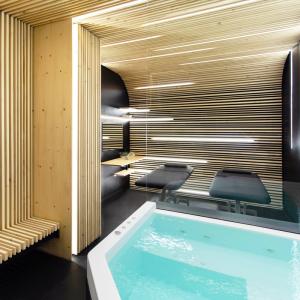 Bañera y sala de masaje en el SPA del Parador de El Saler 