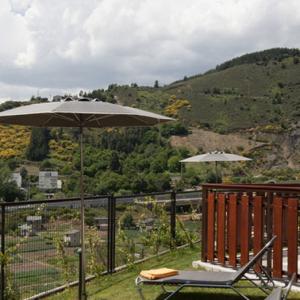 Vistas a la montaña desde la piscina del Parador de Villafranca del Bierzo