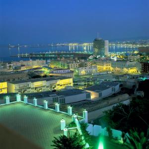 Vista nocturna de la ciudad de Melilla y su puerto 