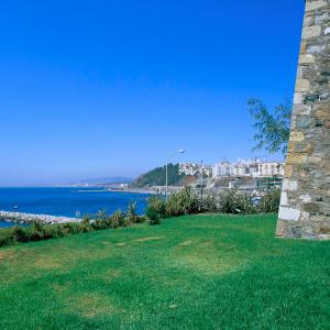 Vista de la ciudad de Ceuta y el mar desde los jardines del Parador