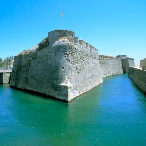 Murallas Reales y el Foso Real navegable de agua salada de la ciudad de Ceuta
