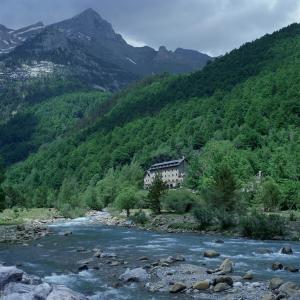 Remanso del río Cinca con el Parador de Bielsa y el Monte Perdido al fondo