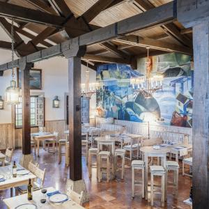 Murales de inspiración marina y vigas de madera decoran el restaurante Enxebre La Pinta del Parador de Baiona