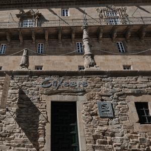 Imagen del acceso al restaurante Enxebre del Parador de Santiago de Compostela