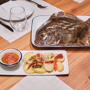 Imagen de plato de pescado del restaurante Enxebre del Parador de Santiago de Compostela