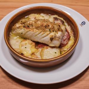 Imagen de plato de pescado del restaurante Enxebre del Parador de Santiago de Compostela