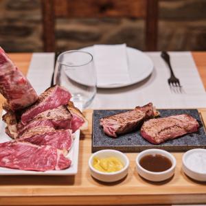 Imagen de plato de carne del restaurante Enxebre del Parador de Santiago de Compostela