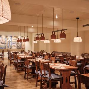 Imagen del interior del restaurante Enxebre del Parador de Santiago de Compostela