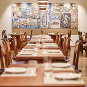 Imagen del interior del restaurante Enxebre del Parador de Santiago de Compostela