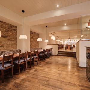 Imagen del interior del restaurante Enxebre del Parador de Santiago de Compostela