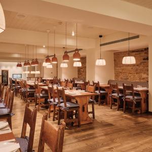 Imagen del interior del restaurante Enxebre del Parador de Santiago de Compostela